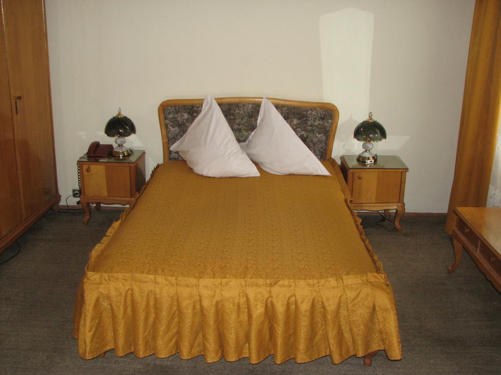 Banat Hotel Bucharest Room photo
